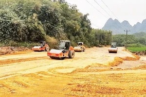 Ảnh minh họa: Các đơn vị thi công đang nỗ lực triển khai dự án đường liên kết vùng Hà Nội-Hòa Bình. (Ảnh: HẢO TRANG)