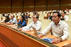 Các đại biểu Quốc hội biểu quyết thông qua Nghị quyết về bổ sung ngân sách chi thường xuyên (nguồn viện trợ không hoàn lại nước ngoài) năm 2025. (Ảnh: BÙI GIANG)