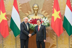 Chủ tịch Quốc hội Trần Thanh Mẫn và Tổng thống Hungary Sulyok Tamas. (Ảnh: DUY LINH)