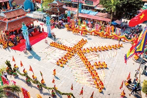 Thực hành nghệ thuật kéo chữ tại Lễ hội Phủ Dầy (huyện Vụ Bản, Nam Định) năm 2024.