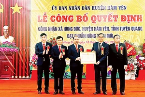 Trao Quyết định công nhận hoàn thành xây dựng nông thôn mới cho Đảng bộ và nhân dân xã Hùng Đức (huyện Hàm Yên, tỉnh Tuyên Quang).