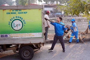 Công ty TNHH MTV Môi trường đô thị Hà Nội - Chi nhánh Đống Đa, Đoàn Thanh niên quận Đống Đa phối hợp chính quyền các phường và đơn vị liên quan ra quân tổng vệ sinh môi trường, làm sạch các tuyến phố chính, khu vực công cộng và dọc tuyến sông Tô Lịch… (Ảnh Thùy Dương)