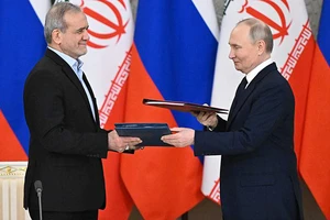 Tổng thống Nga Vladimir Putin và người đồng cấp Iran Masoud Pezeshkian trao văn kiện mới. (Ảnh: RIA Novosti)