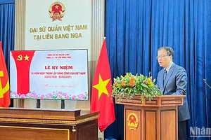 Đại sứ Đặng Minh Khôi, Bí thư Đảng ủy Việt Nam tại Liên bang Nga phát biểu tại lễ kỷ niệm. (Ảnh: XUÂN HƯNG)