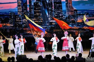 Các nghệ sĩ Việt Nam biểu diễn tại lễ khai mạc Những ngày Văn hóa Việt Nam tại Liên bang Nga năm 2024. (Ảnh XUÂN HƯNG)