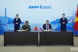 Hai Trưởng đoàn ký biên bản phiên họp. 