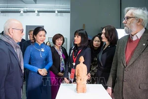 Phu nhân Ngô Phương Ly thăm Trường Đại học Mỹ thuật Moskva mang tên V.I.Surikov. (Ảnh: TTXVN)