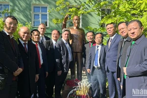 Các đại biểu chụp ảnh lưu niệm bên tượng Chủ tịch Hồ Chí Minh.