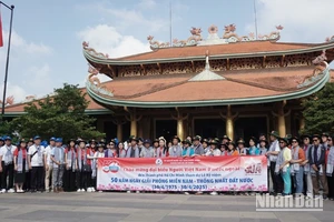 Đoàn thanh thiếu niên kiều bào Thái Lan cùng các đại biểu về thăm Củ Chi sáng ngày 28/4.
