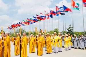 Lễ cung đón Xá lợi Đức Phật Thích Ca Mâu Ni đến Việt Nam. (Ảnh THẾ ANH)