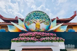 Bên trong khuôn viên chùa, lễ đài đã được trang hoàng hoa sen rực sắc chờ đón xá lợi trái tim Bồ tát Thích Quảng Đức.