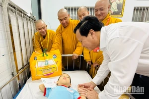 Đồng chí Đào Ngọc Dung cùng đại diện Ban Tổ chức Đại lễ Vesak, Giáo hội Phật giáo Việt Nam thăm hỏi, tặng quà cho các cháu tại Trung tâm điều dưỡng, phục hồi chức năng, trợ giúp trẻ em và hỗ trợ người khuyết tật ở Thành phố Hồ Chí Minh. 