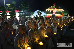 Trong không gian trang nghiêm, hàng ngàn ngọn nến được thắp sáng mang theo lời cầu nguyện hòa bình, an lành và sự siêu thoát cho anh linh các Anh hùng liệt sĩ. 