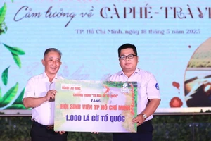 Tại lễ tổng kết Chương trình "Tôn vinh cà-phê, trà Việt", Phó Tổng Biên tập báo Người Lao Động Bùi Thanh Liêm trao tặng 1.000 lá cờ Tổ quốc từ chương trình "Tự hào cờ Tổ quốc" cho Hội Sinh viên Thành phố Hồ Chí Minh (Ảnh: BTC) 
