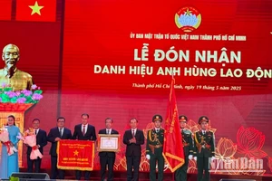 Ủy ban Mặt trận Tổ quốc Việt Nam Thành phố Hồ Chí Minh đón nhận Danh hiệu “Anh hùng Lao động”.