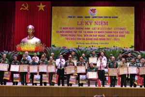Lãnh đạo tỉnh Hà Giang tặng Bằng khen và quà cho 60 người có công tiêu biểu.