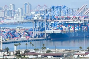 Hoạt động tại cảng hàng hóa Long Beach ở California, Mỹ. (Ảnh: AFP/TTXVN)