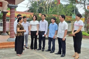 Cán bộ và nhân dân thị trấn Đoan Hùng, huyện Đoan Hùng, tỉnh Phú Thọ trao đổi kinh nghiệm xây dựng đời sống văn hóa ở khu dân cư.