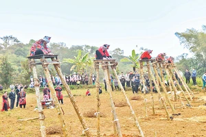 Cộng đồng đón đứa trẻ rơi bằng dây rừng như sự công nhận sự trưởng thành từ đây.
