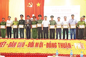 Ủy ban nhân dân huyện Ea Súp tặng giấy khen cho các cá nhân có thành tích trong công tác thu hồi đất lâm nghiệp tại tiểu khu 267, 268 xã Ea Bung.