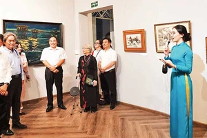 Các đại biểu tham quan triển lãm “Kể chuyện sau ngày thống nhất” tại Bảo tàng Mỹ thuật Thành phố Hồ Chí Minh. (Ảnh MẠNH HẢO)