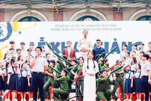 Tiết mục văn nghệ của học sinh Trường THPT Chuyên Trần Đại Nghĩa.