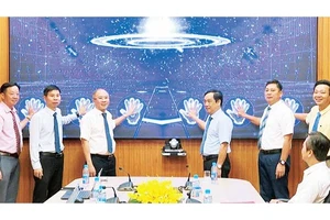 Lãnh đạo tỉnh Bình Phước thực hiện nghi thức khánh thành Trung tâm điều hành thông minh thị xã Chơn Thành.