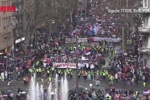 [Video] Hơn 100.000 người biểu tình chống Chính phủ tại Serbia