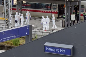 [Video] Tấn công bằng dao tại ga Hamburg, Đức: 18 người bị thương
