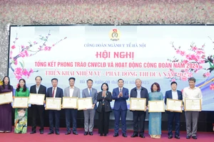 Lãnh đạo Công đoàn ngành y tế Hà Nội trao thưởng cho các tập thể và các tổ Công đoàn trong ngành.