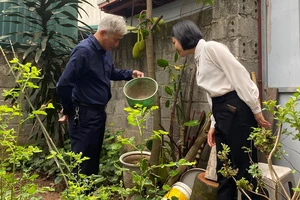 Cán bộ Trung tâm Kiểm soát bệnh tật thành phố Hà Nội kiểm tra công tác phòng, chống sốt xuất huyết tại các địa phương.