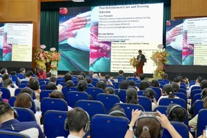 Các diễn giả trình bày tham luận tại hội thảo