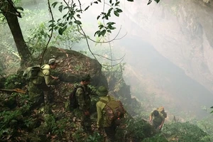 Lực lượng kiểm lâm Bắc Kạn tuần tra bảo vệ rừng đặc dụng. (Ảnh: Tuấn Sơn)