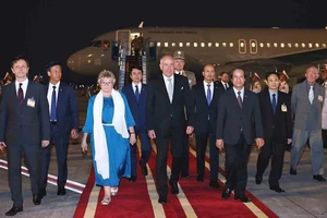 Tổng thống Hungary Sulyok Tamas và Phu nhân tới Sân bay quốc tế Nội Bài, bắt đầu thăm chính thức Việt Nam. (Ảnh: TTXVN)