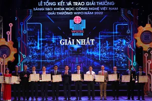 Đồng chí Nguyễn Trọng Nghĩa, Bí thư Trung ương Đảng, Trưởng Ban Tuyên giáo Trung ương trao giải Nhất cho các nhóm tác giả.