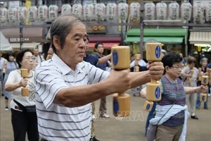 Người cao tuổi Nhật Bản tập thể dục trong công viên ở Tokyo. Ảnh: AFP/TTXVN