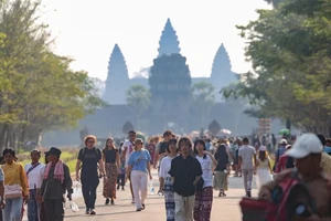 Khách du lịch tham quan Angkor Wat ở tỉnh Siem Reap, Campuchia. (Ảnh: Tân Hoa xã)