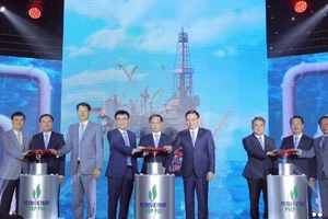 Các đại biểu thực hiện nghi thức đón dòng dầu đầu tiên của dự án Đại Hùng Pha 3.