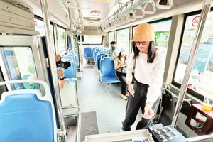 Sử dụng thẻ thanh toán liên thông trên các phương tiện giao thông công cộng là xu hướng quản lý giao thông đô thị thông minh.