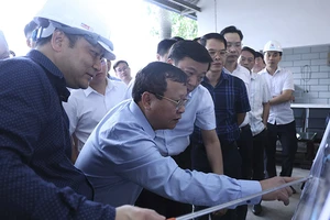 Đoàn công tác của Bộ Xây dựng kiểm tra dự án đầu tư xây dựng tuyến đường sắt Lào Cai-Hà Nội-Hải Phòng, đoạn qua tỉnh Lào Cai. 