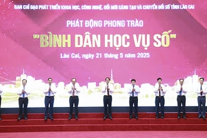 Các đại biểu bấm nút phát động Phong trào ”Bình dân học vụ số”.