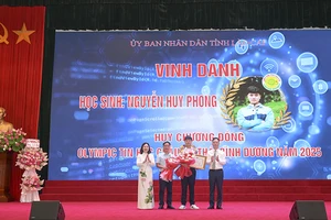 Em Nguyễn Huy Phong, học sinh lớp 11 chuyên Tin, Trường THPT Chuyên Lào Cai đã xuất sắc giành Huy chương Đồng tại Kỳ thi Olympic Tin học châu Á-Thái Bình Dương.