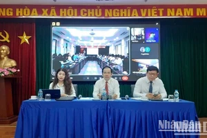 Phó Giáo sư, Tiến sĩ Vũ Tuấn Hưng, Phó viện trưởng Phụ trách Viện Khoa học Xã hội vùng Nam Bộ (giữa) chủ trì tọa đàm