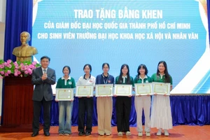 Sáu sinh viên được Đại học Quốc gia Thành phố Hồ Chí Minh tặng Bằng khen. (Ảnh: Đại học Quốc gia Thành phố Hồ Chí Minh)