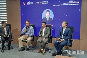 Các diễn giả tham gia thảo luận tại toạ đàm.