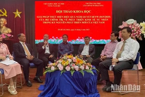 Các đại biểu tham gia phiên thảo luận bàn tròn.