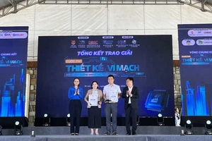 Ban tổ chức trao giải cho các dự án đạt giải Cuộc thi Thiết kế vi mạch cho đô thị thông minh lần 2 năm 2024.