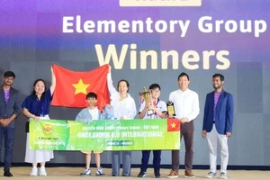 Ban tổ chức trao giải Nhất bảng tiểu học cho đội thi đến từ Việt Nam. (Ảnh: CTV)