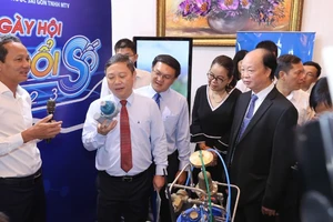 Các đại biểu tham quan các gian hàng trưng bày các giải pháp chuyển đổi số tại Ngày hội chuyển đổi số được tổ chức tại Thành phố Hồ Chí Minh