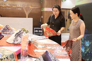 Các đại biểu tham quan các sản phẩm trưng bày tại hội nghị.